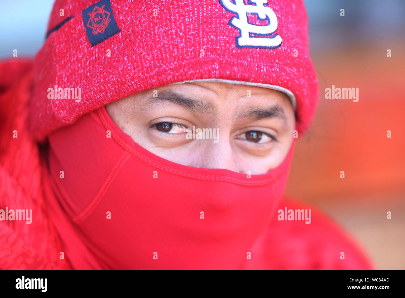 Cardinals de Saint-Louis Carlos Martinez essaie de rester au chaud devant un chauffage au propane dans l'étang que les températures hover près de 36 degrés avant un match contre l'Arizona Diamonbacks au Busch Stadium de Saint-Louis le 7 avril 2018. La température de 36 degrés est le plus froid accueil jeu dans les cardinaux de l'histoire. Photo de Bill Greenblatt/UPI Banque D'Images