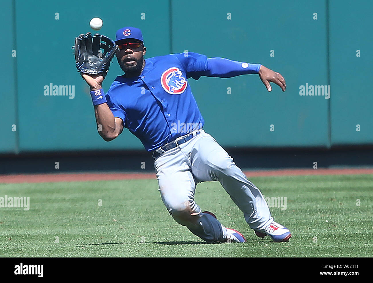 Chicago Cubs Jason Heyward fait une capture de glissement sur une balle frappée par Saint Louis Cardinals Greg Garcia en quatrième manche au Busch Stadium de Saint-Louis le 5 mai 2018. Le sacrifice fly ball marqué Dexter Fowler à partir de la troisième base. Photo de Bill Greenblatt/UPI Banque D'Images