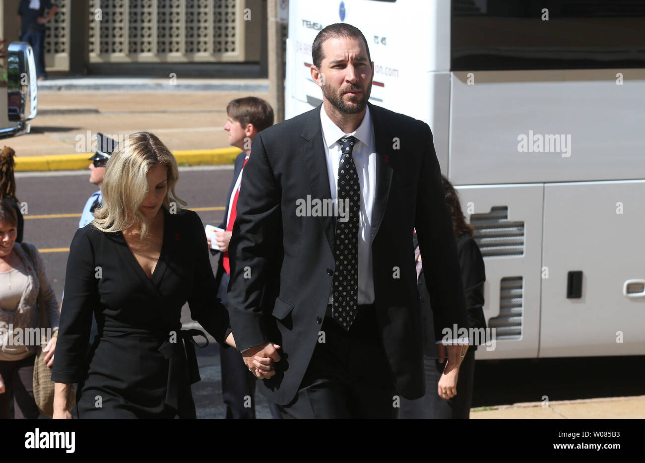 Cardinals de Saint-Louis pitcher Adam Wainwright se rend à l'entrée de la Cathédrale Basilique de Saint Louis pour le début des obsèques de l'acteur et manager Cardinaux Schoendienst Rouge à St Louis le 15 juin 2018. Schoendienst est décédé à l'âge de 95 ans, le 6 juin après avoir passé plus de 60 ans avec l'organisation. Photo de Bill Greenblatt/UPI Banque D'Images