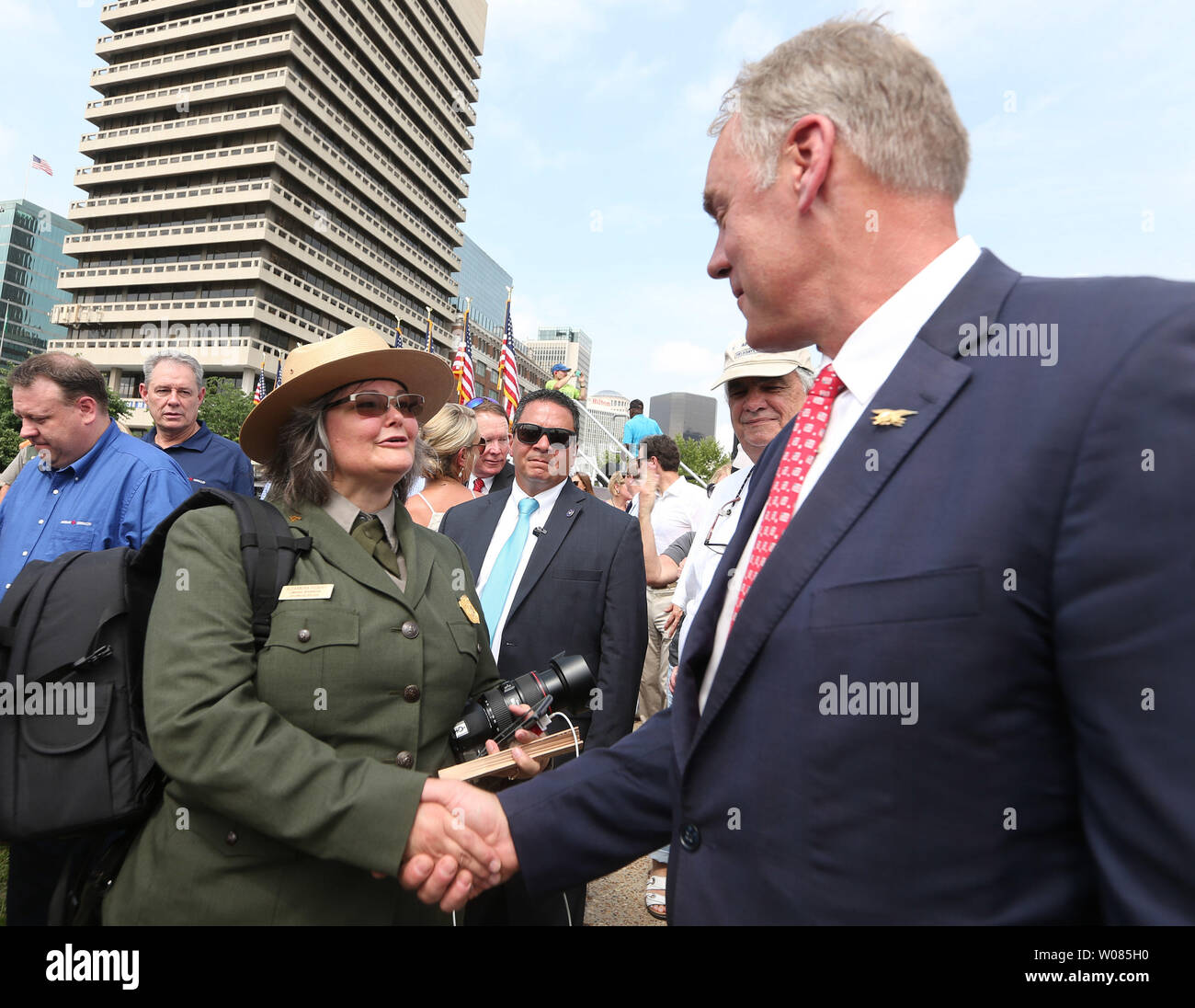 Secrétaire de l'intérieur Ryan Zinke, serre la main avec Park Service interprète Alexandra Picavet au cours de cérémonies à la Gateway Arch de Saint-Louis le 3 juillet 2018. Zinke était sur place pour l'redidication de la Gateway Arch après plus de trois ans de construction et des centaines de millions de dollars en rénovations. Photo de Bill Greenblatt Banque D'Images