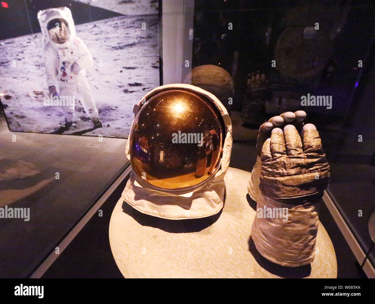 Buzz Aldrin astronaute extravéhiculaire du pare-soleil et gants sont sur l'affichage avec le module de commande Apollo 11, Colombie-Britannique sur le 49e anniversaire de l'homme marchant sur la surface de la Lune, au Centre des sciences de St Louis à St Louis le 20 juillet 2018. Columbia était la seule partie du vaisseau spatial Apollo 11 pour revenir intact à terre. Columbia transportait l'équipage, et l'équipement des échantillons lunaires retour dans l'atmosphère de la terre. Photo de Bill Greenblatt/UPI Banque D'Images