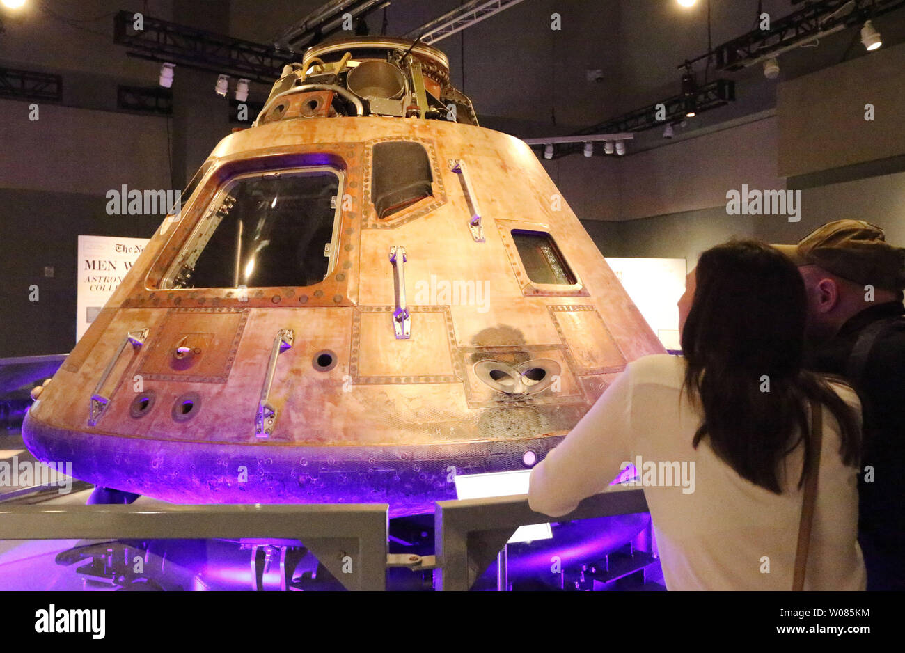 Les visiteurs du Centre des sciences de Saint Louis voir le module de commande Apollo 11, Colombie-Britannique sur le 49e anniversaire de l'homme marchant sur la surface de la Lune, à St Louis le 20 juillet 2018. Columbia était la seule partie du vaisseau spatial Apollo 11 pour revenir intact à terre. Columbia transportait l'équipage, et l'équipement des échantillons lunaires retour dans l'atmosphère de la terre. Photo de Bill Greenblatt/UPI Banque D'Images