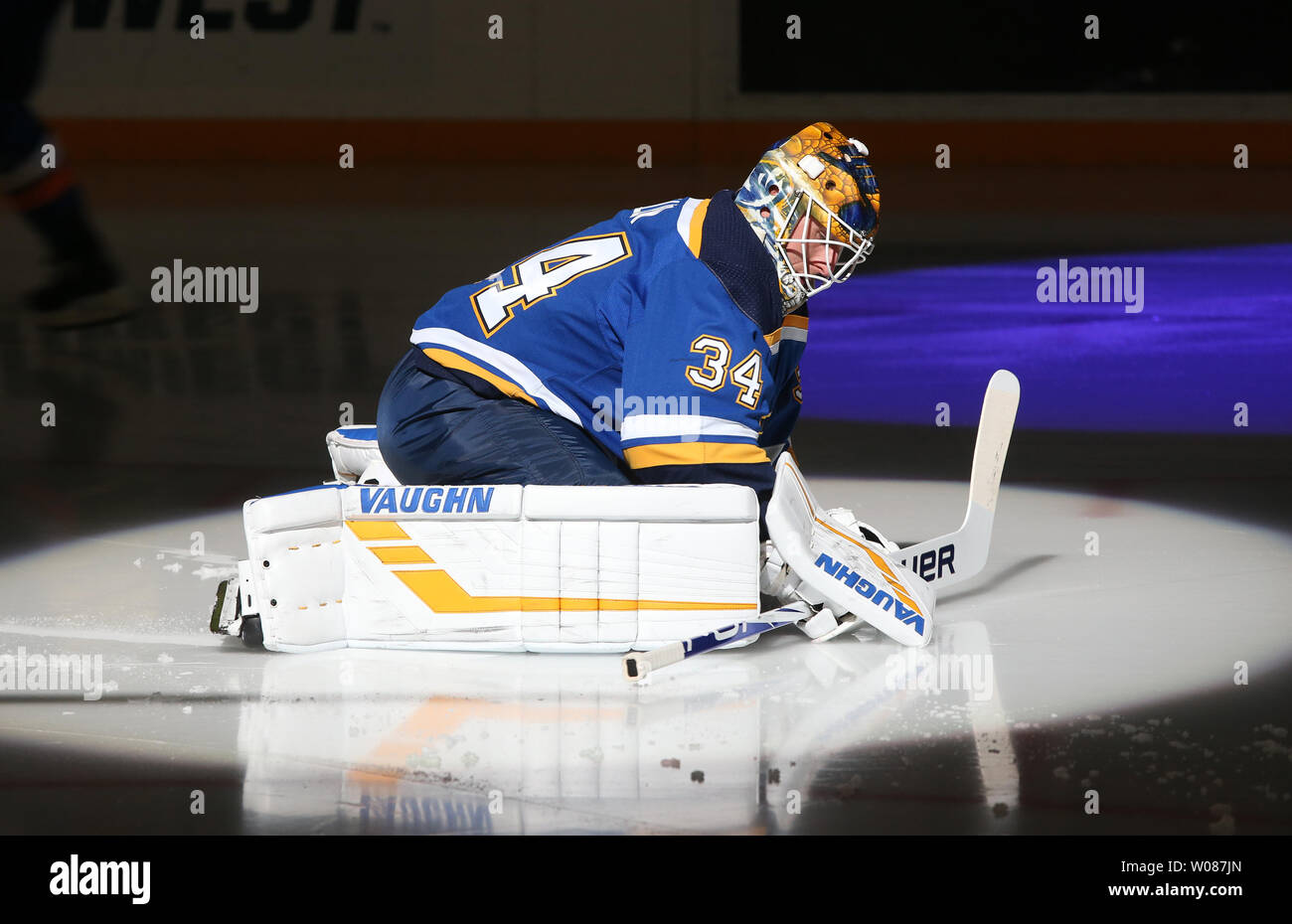 Le gardien des Blues de Saint-Louis Jake Allen s'étend avant un match contre l'Avalanche du Colorado à l'Enterprise Centre à St Louis le 14 décembre 2018. Photo de Bill Greenblatt/UPI Banque D'Images