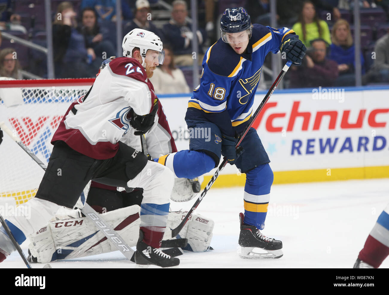 Saint Louis Blues Robert Thomas lève la jambe alors qu'il tente de bloquer la vue de l'Avalanche du Colorado Philipp Grubauer gardien d'Allemagne, tandis que A.J. Avalanche Greer essaie d'aider à la première période au centre d'entreprise à St Louis le 14 décembre 2018. Photo de Bill Greenblatt/UPI Banque D'Images