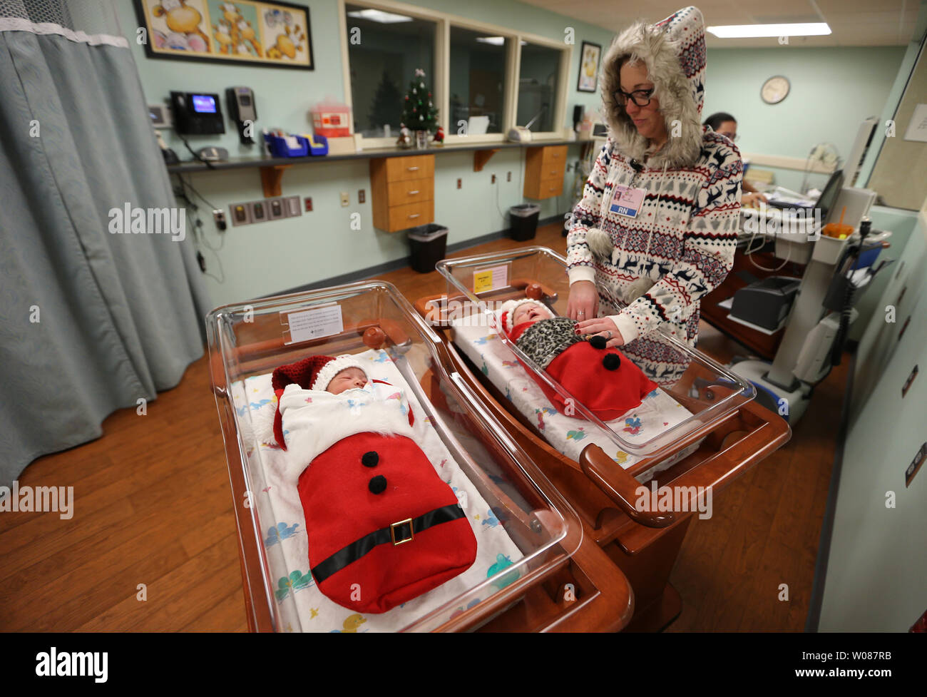 Nouveau-nés sont pris en charge par R.N. Liz White tout en portant des chapeaux de stockage et placés dans des bas de Noël snuggly dans l'unité mère-enfant de Saint Lukes Hospital à Chesterfield, Missouri le 25 décembre 2018. Photo de BIll Greenblatt/UPI Banque D'Images