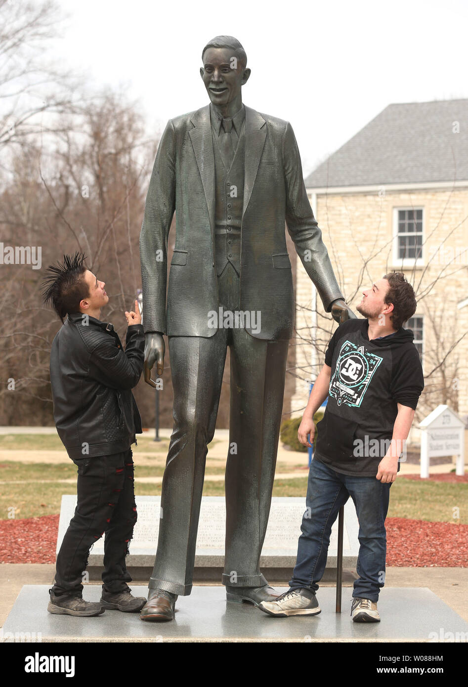 Les visiteurs de la statue de Robert Pershing Wadlow regarder sa grande  taille dans la région de Alton, Illinois le 23 mars 2019. Wadlow, qui est  né à Alton (Illinois) en 1918,