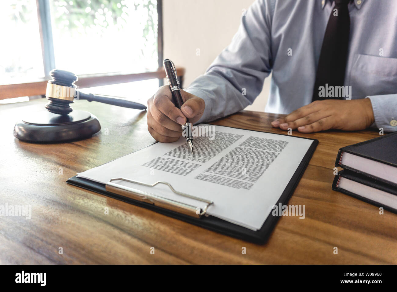 Wooden gavel on table, le droit, l'avocat de la justice et procureur concept, avocat travaillant sur un rapport et documents de l'affaire importante dans le milieu de travail Banque D'Images