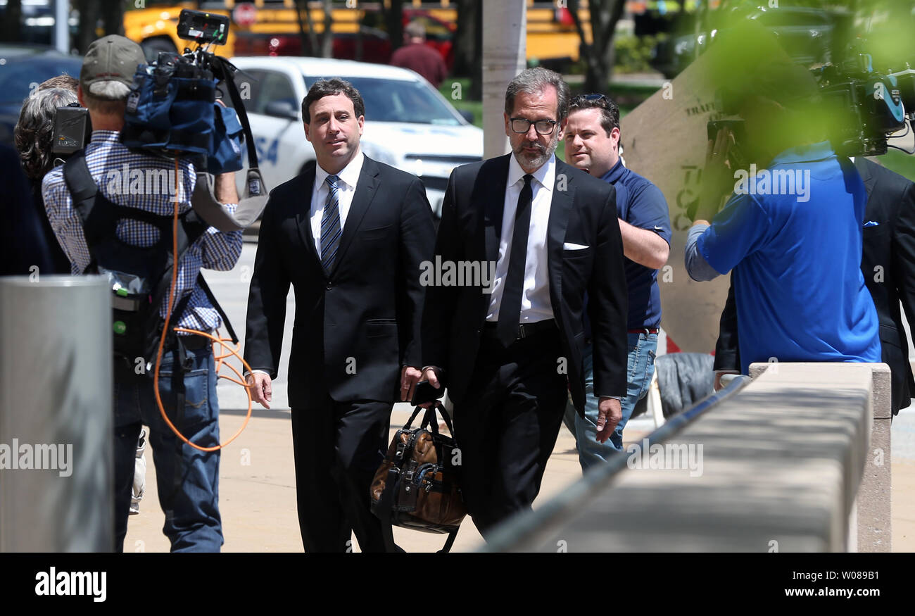 Saint Louis Comté Supervisor Steve Stenger (L) et son avocat Scott Rosenbloom, dodge reporters qu'ils arrivent au Thomas Eagleton Palais de justice fédéral de répondre à une accusation que Stenger et diverses personnes et sociétés combiné de frauder et de priver les citoyens de Saint Louis Comté de leur droit à ses services, honnête et fidèle à St Louis Le 29 avril 2019. L'accusation a également déclaré que Stenger utilisé secrètement sa position officielle de s'enrichir grâce à solliciter et accepter des contributions de particuliers et de leurs entreprises en échange d'officiel favorable Banque D'Images