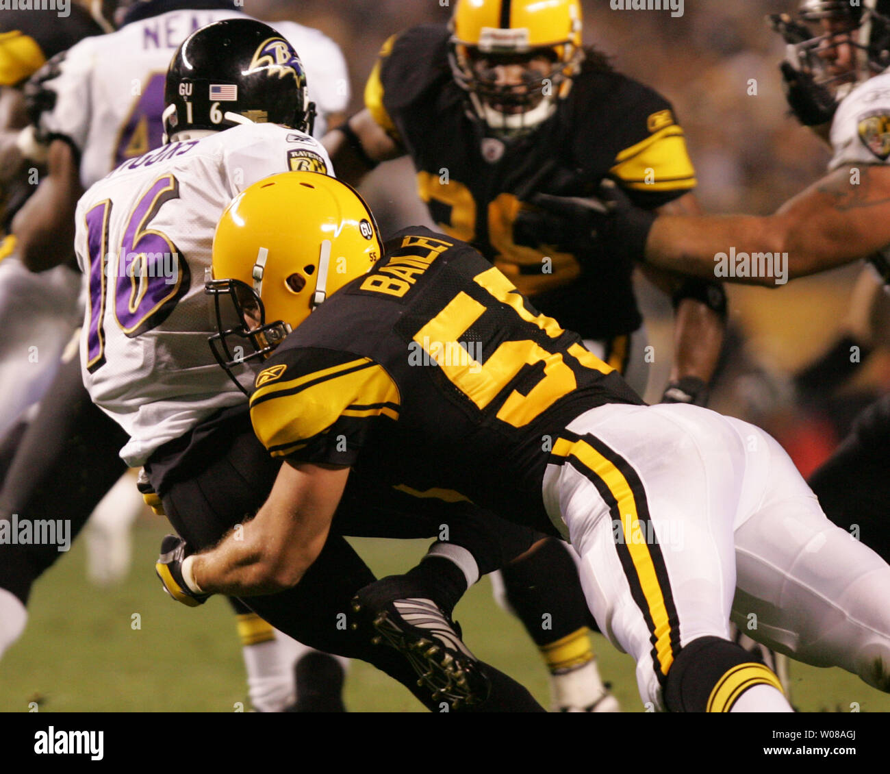 Pittsburgh Steelers Patrick Bailey, Baltimore Ravens Yamon Figurs pendant le premier trimestre de Heinz Field de Pittsburgh, Pennsylvanie le 29 septembre 2008. (UPI Photo/Stephen brut) Banque D'Images