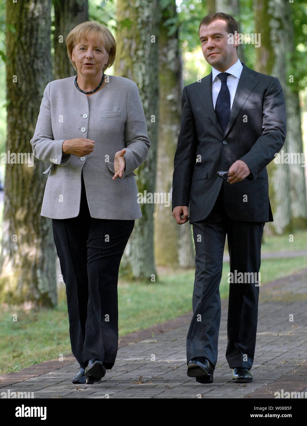 Le président russe Dmitri Medvedev parle (R) et la Chancelière allemande, Angela Merkel, à pied d'une conférence de presse conjointe à l'issue de leur réunion à la résidence présidentielle russe de la mer Noire dans la station balnéaire de Sotchi le 15 août 2008. Merkel a exhorté les troupes russes de se retirer de Géorgie, appelant une partie de l'action militaire il «disproportionnées. (Photo d'UPI/Alex Volgin) Banque D'Images