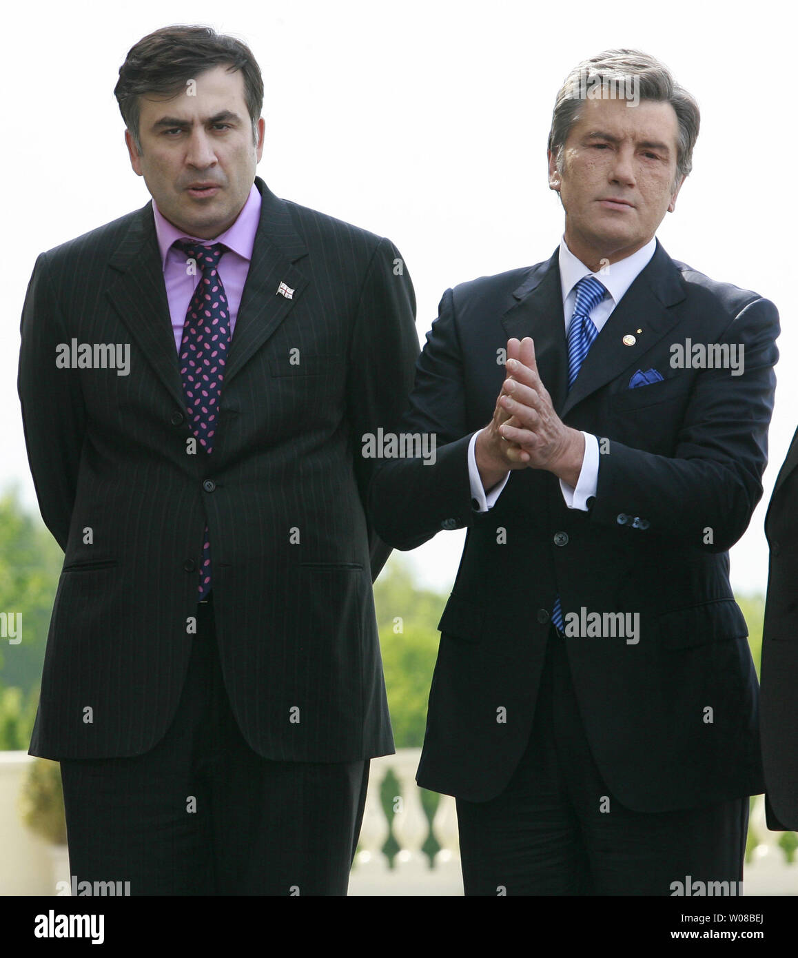 Le Président géorgien Mikhail Saakashvili (L) et son homologue ukrainien Viktor Iouchtchenko posent pour une photo de groupe au cours de l'Etats indépendants (CEI) du sommet de Saint-Pétersbourg le 6 juin 2008. Le Président russe Medvedev est rencontre avec d'autres dirigeants à partir d'un regroupement de divisions de la Républiques de l'ex-Union soviétique. (Photo d'UPI/Anatoli Zhdanov) Banque D'Images