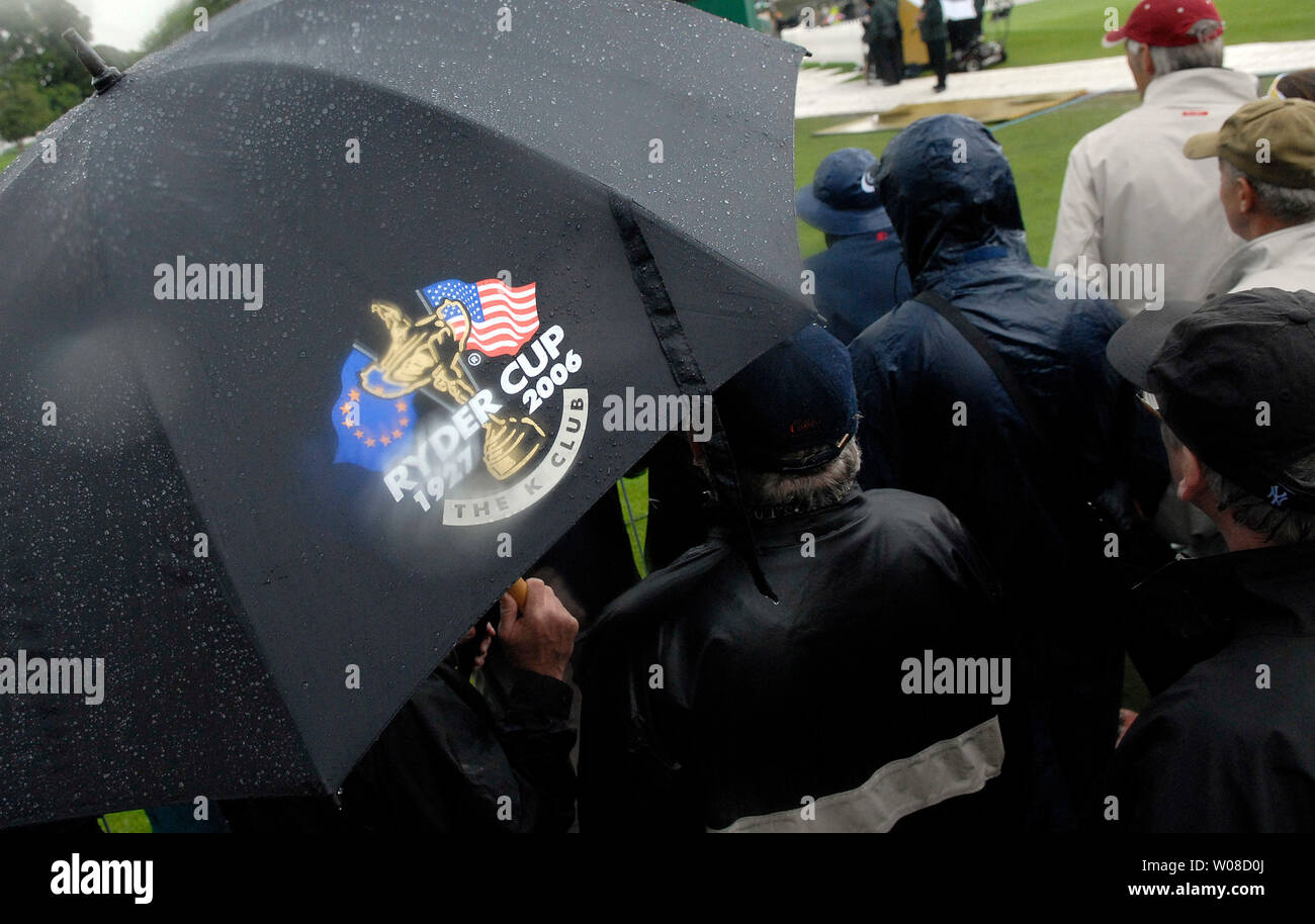 Essayez de rester au sec et de spectateurs que de fortes pluies tombent pendant la deuxième journée de la Ryder Cup, tournoi à la K Club à Straffan, en Irlande le 23 septembre 2006. (UPI Photo/Kevin Dietsch) Banque D'Images