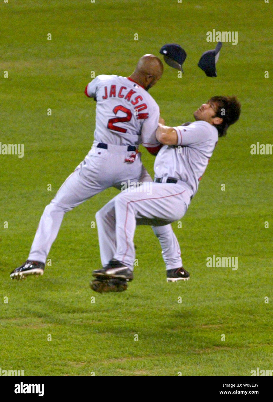 Red Sox de Boston Damian Jackson (2) collision avec Johnny Damon tout en essayant d'attraper un Jermaine Dye pop fly à Oakland, CA., le 6 octobre 2003. Les Red Sox a défait l'Oakland A's 4-3 pour passer à l'ALCS contre les Yankees. (UPI/TERRY SCHMITT) Banque D'Images