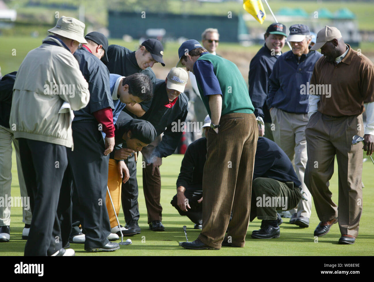 Recueillir des célébrités en étroite que Ray Romano coule le putt sur le 18e pendant un celebrity golf challenge le 4 février 2004, à Pebble Beach, CA. (PHOTO D'UPI/TERRY SCHMITT) Banque D'Images