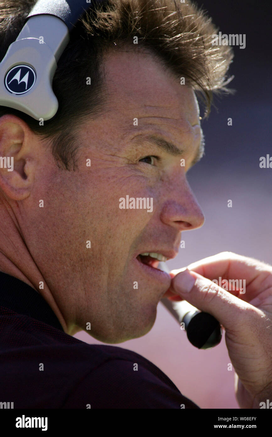 L'entraîneur-chef des Falcons d'Atlanta Jim Mora parle à la surcharge des entraîneurs comme son pèlerin vaincre les 49ers de San Francisco le 12 septembre 2004. (Photo d'UPI/Terry Schmitt) Banque D'Images