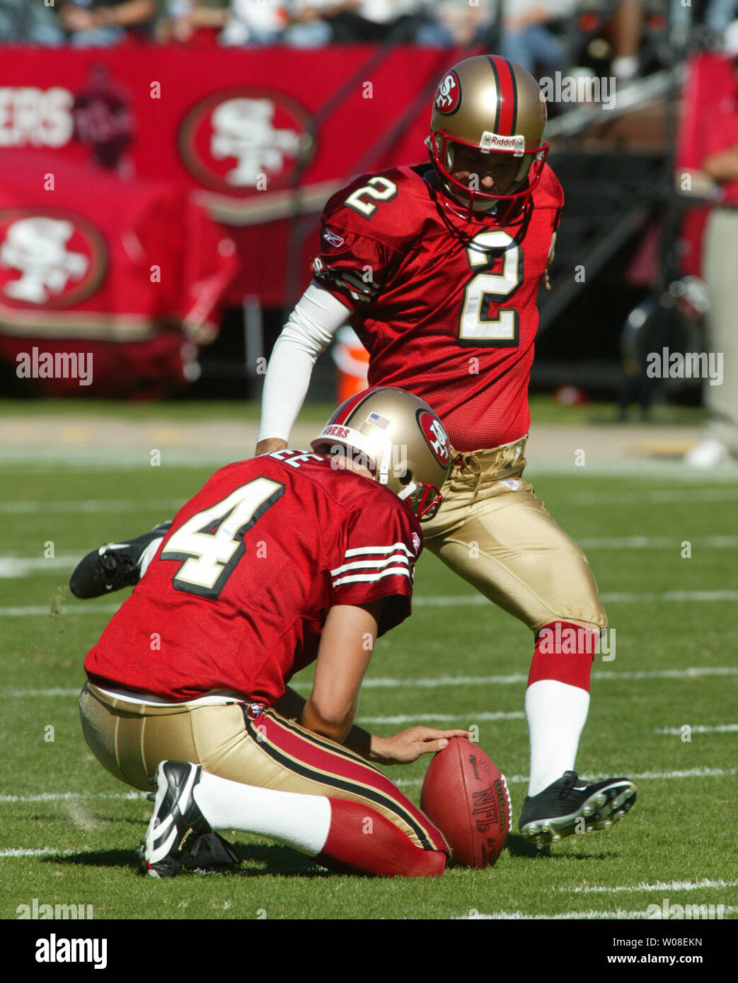 San Francisco 49ers kicker Todd Peterson (2) Un coup d'objectif sur le terrain de l'emprise de Andy Lee (4) contre l'attaque à Monster Park à San Francisco le 10 octobre 2004. Peterson a lancé un objectif de champ en prolongation pour donner aux 49ers leur première victoire. (Photo d'UPI/Terry Schmitt) Banque D'Images