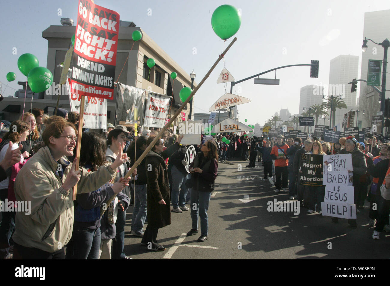 Des manifestants pro-choix (L) bordent la route d'un pro-vie mars (R) comme le 32e anniversaire de l'arrêt de la Cour suprême La décision Roe c. Wade a été marquée par des manifestations des deux côtés, à San Francisco le 22 janvier 2005. (Photo d'UPI/Terry Schmitt) Banque D'Images