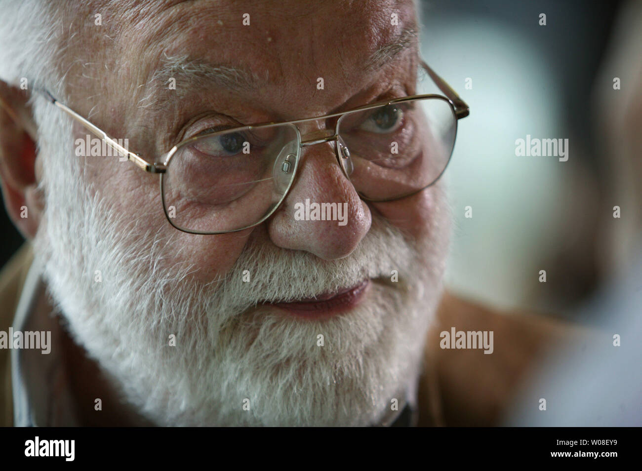 Film producteur Saul Zaentz discute avec les amis à l'aperçu l'ouverture du nouveau campus, George Lucas le Letterman Digital Arts Center de San Francisco le 25 juin 2005. Le nouveau complexe de 23 acres est dans l'aire de loisirs nationale du Golden Gate. (Photo d'UPI/Terry Schmitt) Banque D'Images