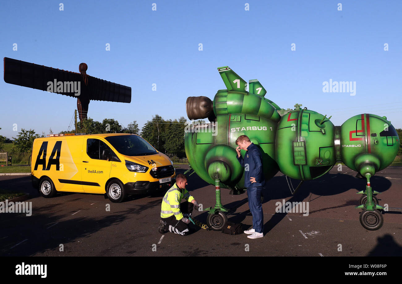 Mécanicien AA Flinton George aidé Nain rouge fan Alex Dowling, après qu'il est tombé en panne près de l'Ange du Nord tout en roulant à Glasgow Comic Con. La sci-fi ventilateur a remodelé sa voiture pour ressembler au célèbre spectacle Starbug vaisseau de l'Ange du Nord, près de Newcastle. Banque D'Images