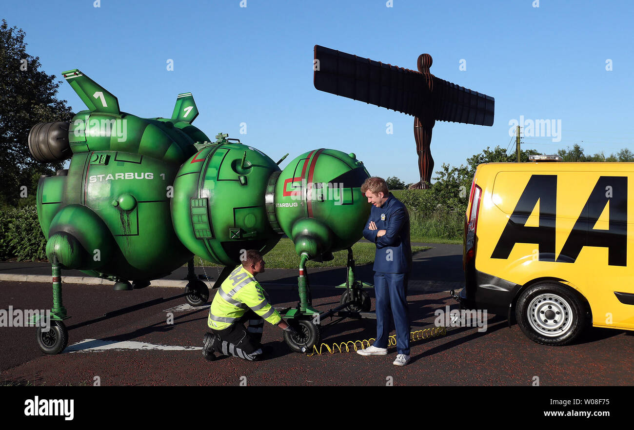 Mécanicien AA Flinton George aidé Nain rouge fan Alex Dowling, après qu'il est tombé en panne près de l'Ange du Nord tout en roulant à Glasgow Comic Con. La sci-fi ventilateur a remodelé sa voiture pour ressembler au célèbre spectacle Starbug vaisseau de l'Ange du Nord, près de Newcastle. Banque D'Images