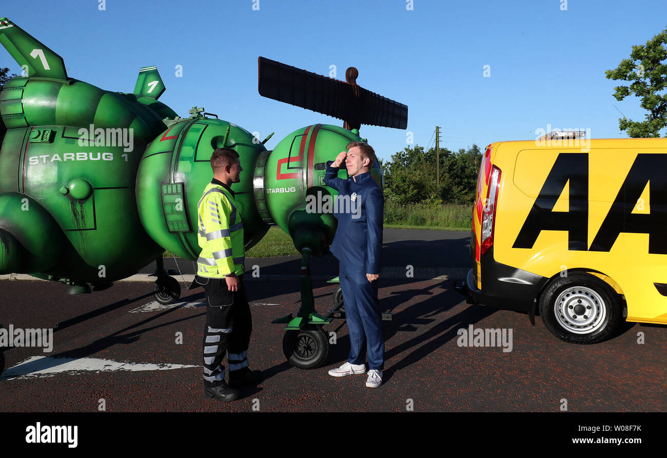 Mécanicien AA Flinton George aidé Nain rouge fan Alex Dowling, après qu'il est tombé en panne près de l'Ange du Nord tout en roulant à Glasgow Comic Con. La sci-fi ventilateur a remodelé sa voiture pour ressembler au célèbre spectacle Starbug vaisseau de l'Ange du Nord, près de Newcastle. Banque D'Images