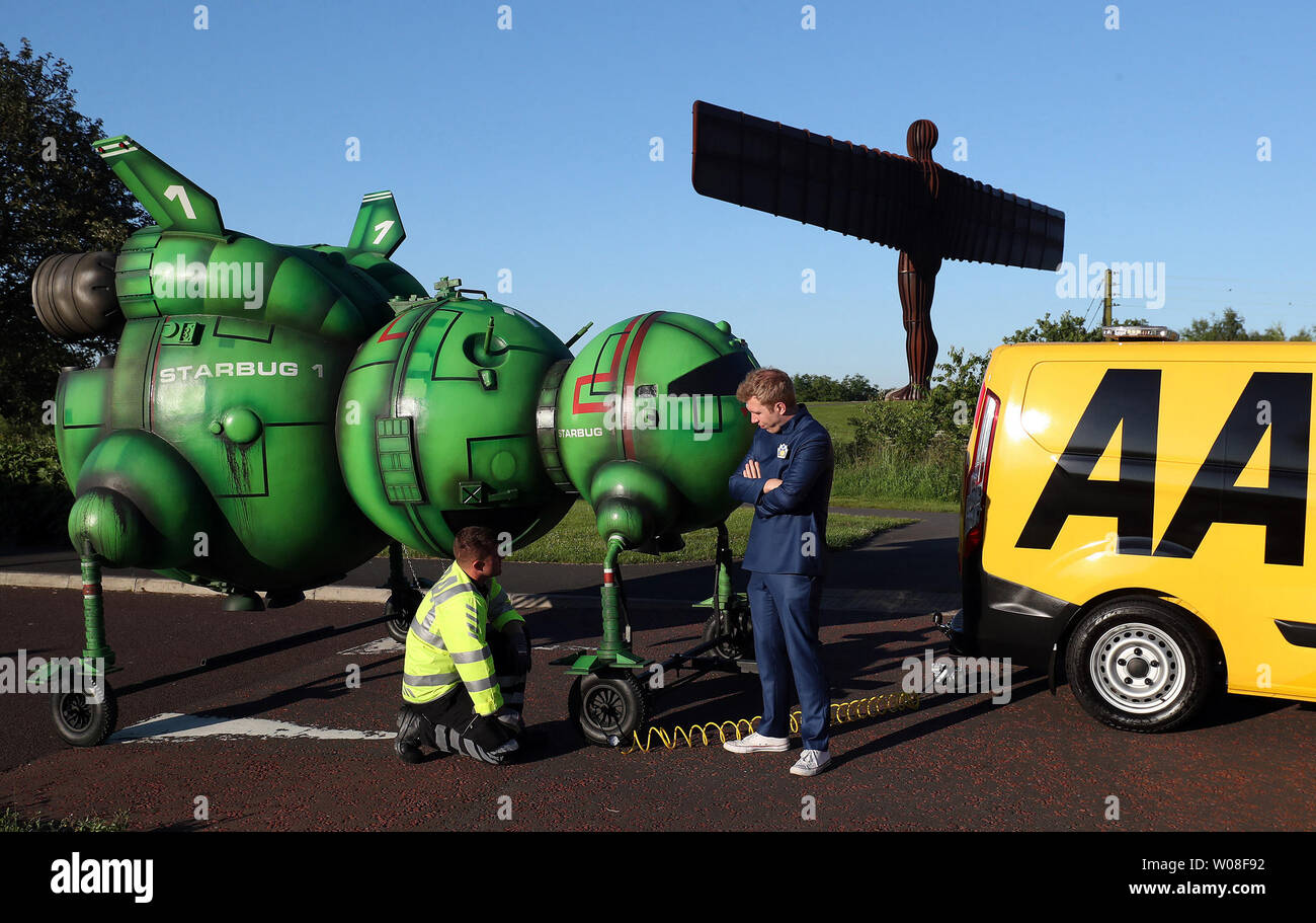 Mécanicien AA Flinton George aidé Nain rouge fan Alex Dowling, après qu'il est tombé en panne près de l'Ange du Nord tout en roulant à Glasgow Comic Con. La sci-fi ventilateur a remodelé sa voiture pour ressembler au célèbre spectacle Starbug vaisseau de l'Ange du Nord, près de Newcastle. Banque D'Images