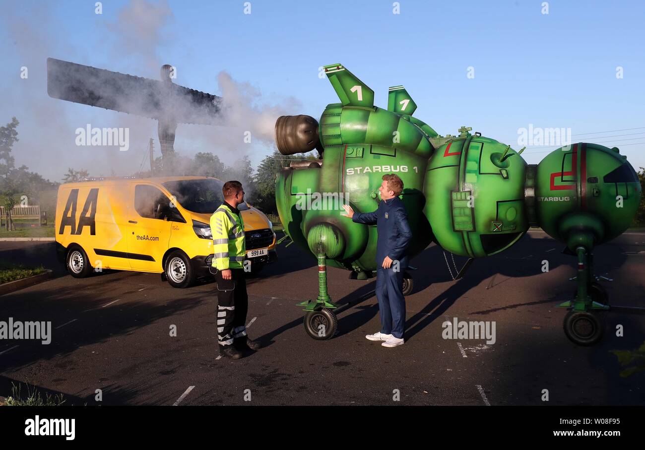 Mécanicien AA Flinton George aidé Nain rouge fan Alex Dowling, après qu'il est tombé en panne près de l'Ange du Nord tout en roulant à Glasgow Comic Con. La sci-fi ventilateur a remodelé sa voiture pour ressembler au célèbre spectacle Starbug vaisseau de l'Ange du Nord, près de Newcastle. Banque D'Images