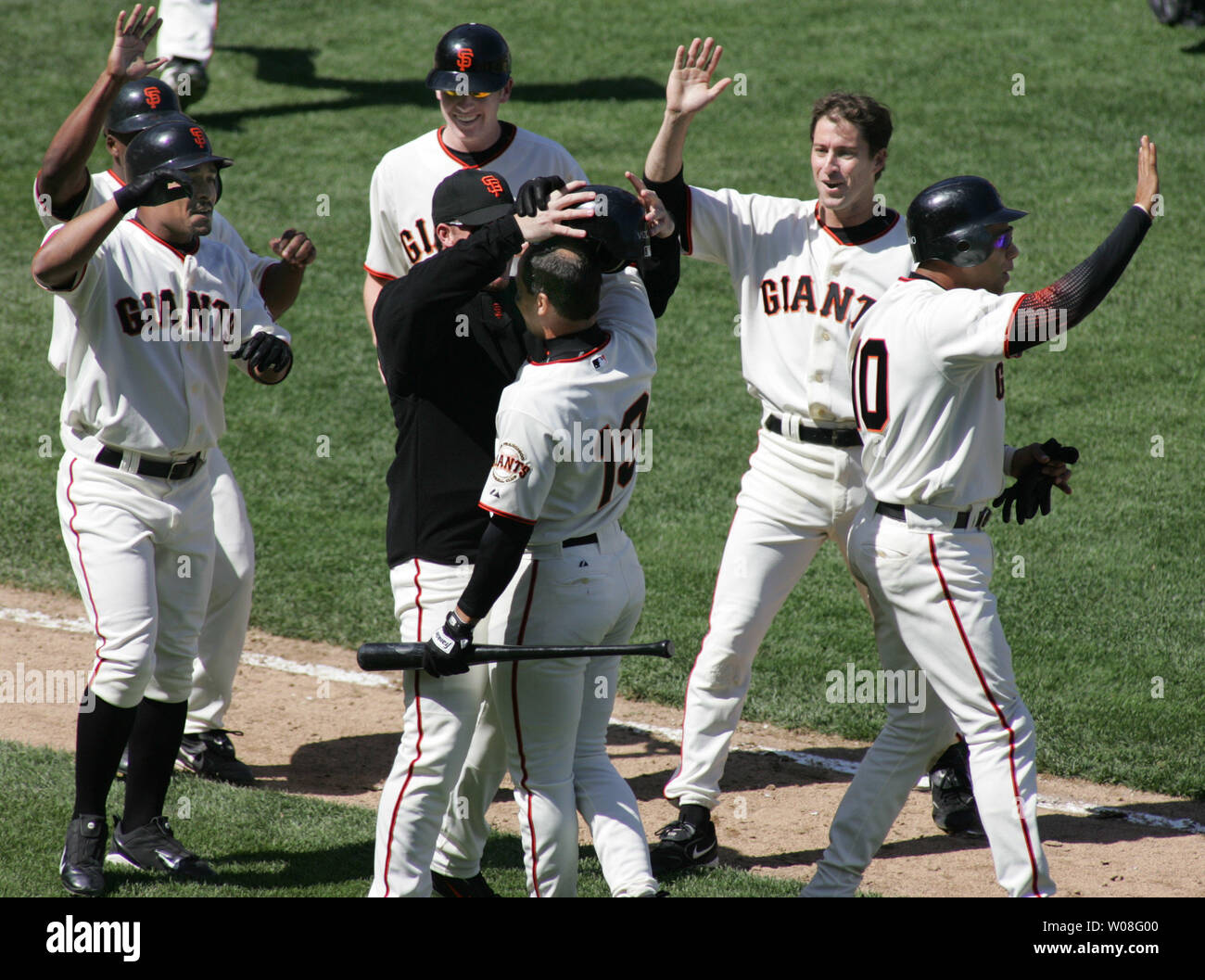 Giants de San Francisco Omar Vizquel (bat) extrait d'assaut après avoir frappé un sacrifice à un plafond bas de la neuvième rallye run quatre qui ont battu les Dodgers de Los Angeles 6-5 à AT&T Park à San Francisco le 13 mai 2006. (Photo d'UPI/Terry Schmitt) Banque D'Images