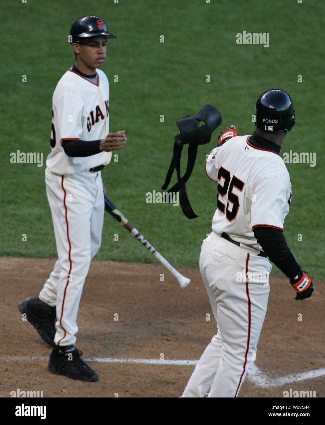 Giants de San Francisco Barry Bonds lance son rapport au bâton à son fils à la maison après avoir été marcha dans fourthAT&T Park en direction de McCovey Cove dans la deuxième manche contre les Rockies du Colorado à San Francisco le 27 mai 2006. 0 obligations a pour 3 et reste attaché avec Babe Ruth à 714 home runs. (Photo d'UPI/Terry Schmitt) Banque D'Images