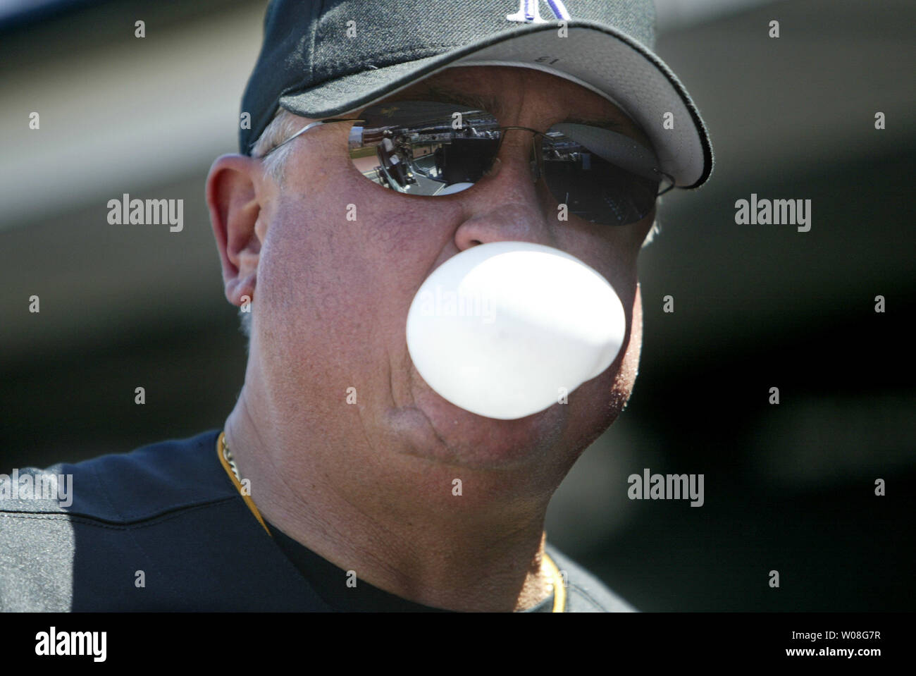 Rockies du Colorado manager Clint Hurddle souffle une bulle pendant le jeu contre les Giants de San Francisco à AT&T Park à San Francisco le 28 mai 2006. Les Rocheuses battre les Giants 6-3. (Photo d'UPI/Bruce Gordon) Banque D'Images