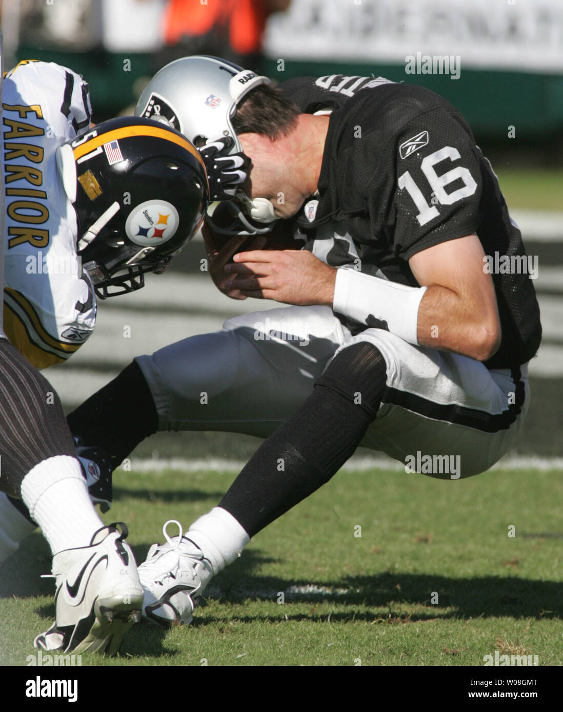 Pittsburgh Steelers James Farrior (L) ajuste le casque sur Oakland Raiders QB Andrew Walker alors que lui renvoyer pour une perte de cour huit chez McAfee Coliseum à Oakland, Californie le 29 octobre 2006. Les raiders défait les Steelers 20-13. (Photo d'UPI/Terry Schmitt) Banque D'Images