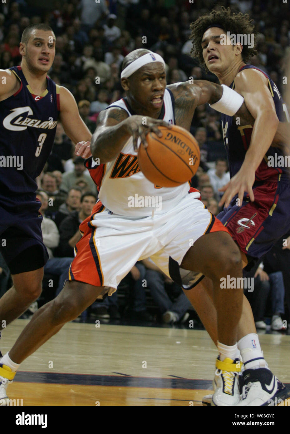 Golden State Warriors Stephen Jackson souffle par Cleveland Cavaliers Aleksandar Pavlovic (3) et Anderson Varejao du Brésil à la 4e période, à l'Oracle Arena à Oakland, Californie le 20 janvier 2007. Les Cavaliers a vaincu les Warriors 106-104 en prolongation. (Photo d'UPI/Terry Schmitt) Banque D'Images