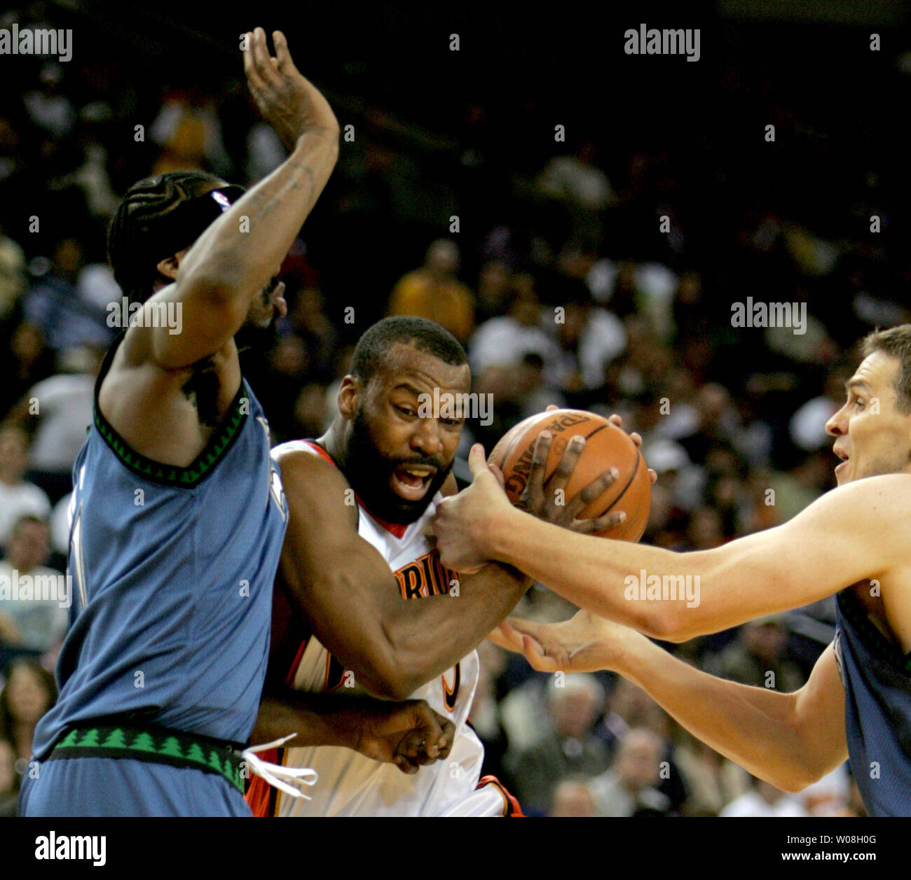 Golden State Warriors Baron Davis (C) tente de traverser Minnesota Timberwolves Ricky Davis (L) et Mark Madsen au deuxième trimestre à l'Oracle Arena à Oakland, Californie le 15 avril 2007. (Photo d'UPI/Terry Schmitt) Banque D'Images