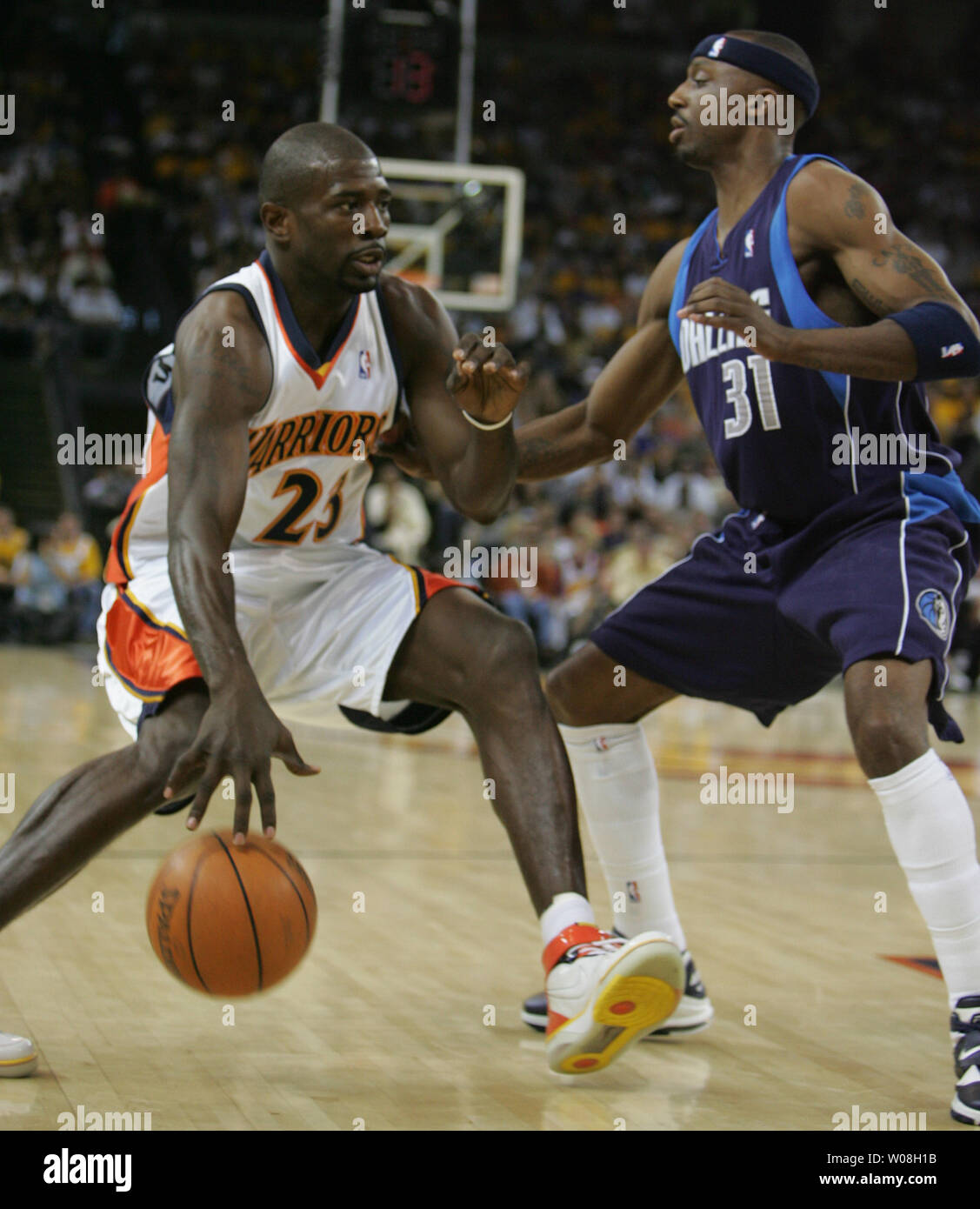 Golden State Warriors Jason Richardson (23) disques durs pour le panier contre Dallas Mavericks Jason Terry (31) dans la première moitié du match 4 des quarts de finale de conférence de l'Ouest à l'Oracle Arena à Oakland, Californie le 27 avril 2007. (Photo d'UPI/Terry Schmitt) Banque D'Images