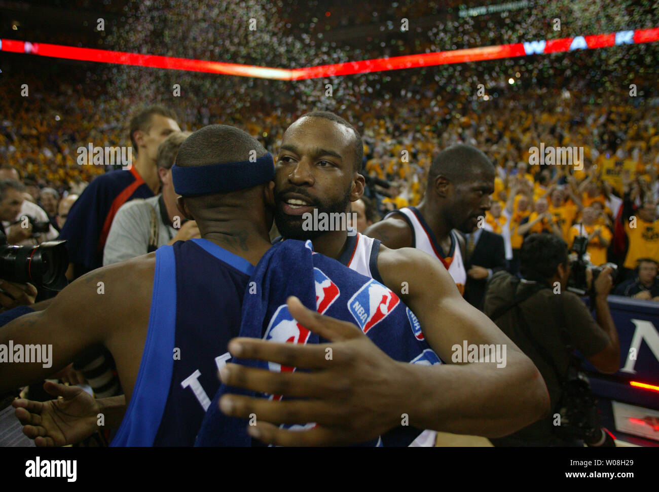 Golden State Warriors Baron Davis hugs Dallas Mavericks Jason Terry jeu suivant six des quarts de finale de conférence de l'Ouest à l'Oracle Arena à Oakland, Californie le 3 mai 2007. Les guerriers défait les Mavericks 111-86 pour prendre le premier tour. (Photo d'UPI/Terry Schmitt) Banque D'Images