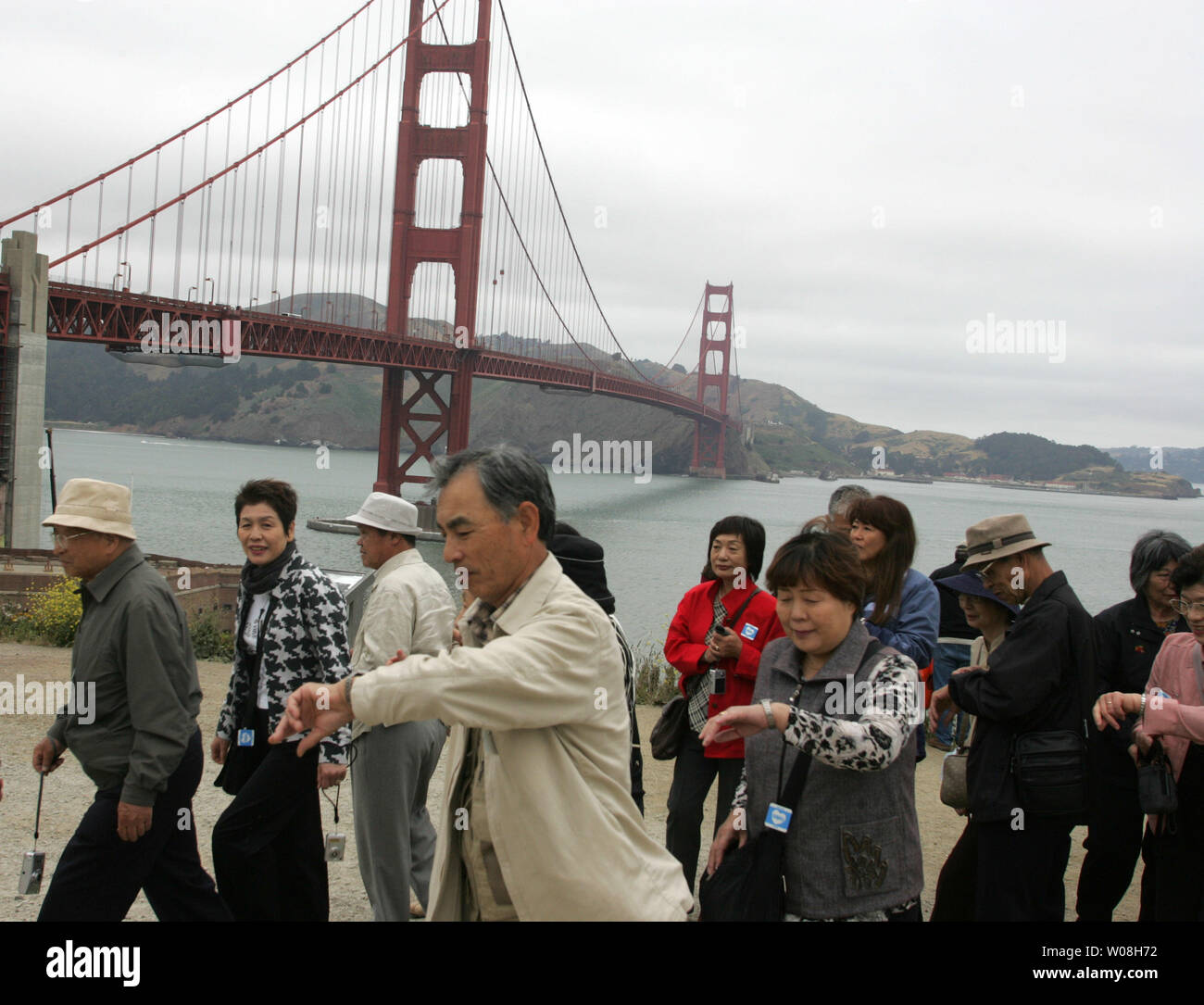 Un groupe de touristes japonais laisse un Golden Gate Bridge négliger à l'heure à San Francisco le 30 mai 2007. Zones Vista près du pont ont été entassés avec des gens dans l'espoir d'un dernier regard sur deux baleines rétifs à mesure qu'ils se rapprocher de l'eau ouverte. (Photo d'UPI/Terry Schmitt) Banque D'Images