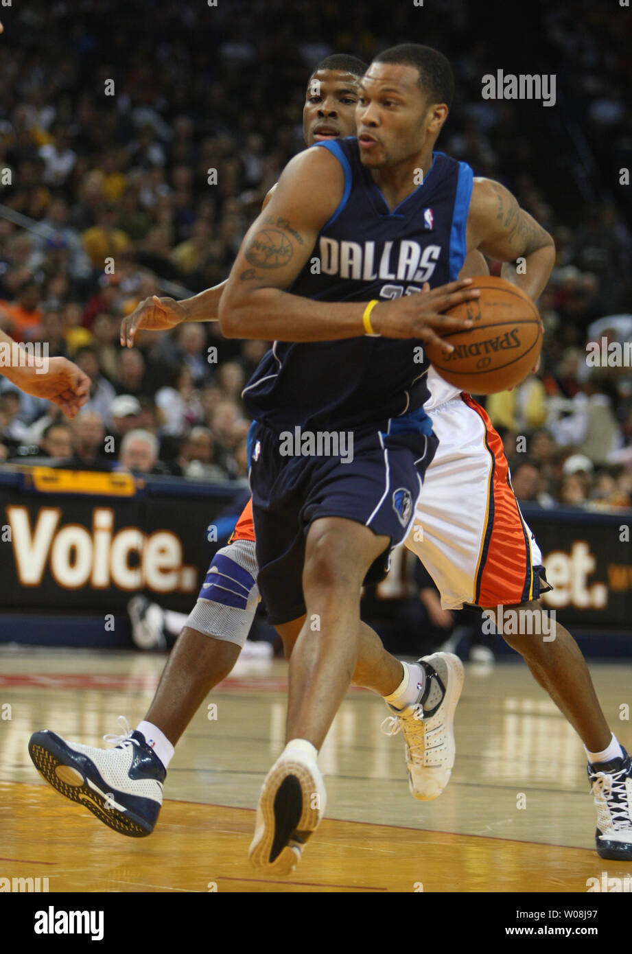 Dallas Mavericks Antoine Wright durs passé Golden State Warriors Kelenna Azubuike au deuxième trimestre à l'Oracle Arena à Oakland, Californie le 30 mars 2008. (Photo d'UPI/Terry Schmitt) Banque D'Images