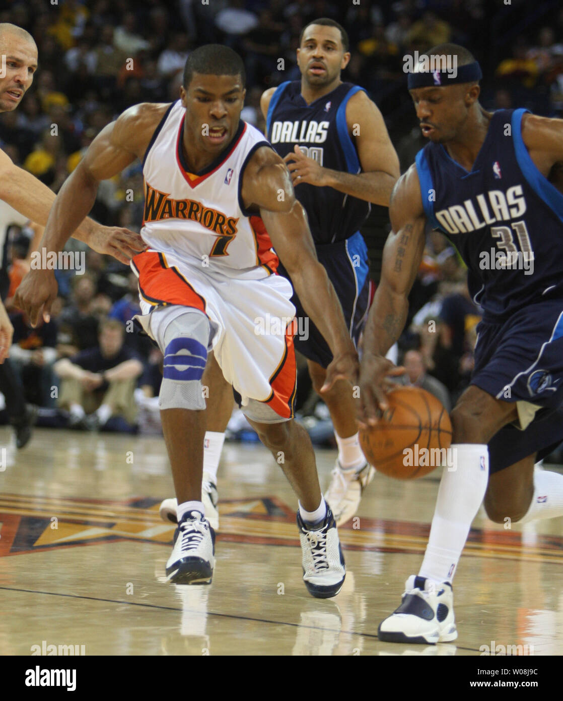 Dallas Mavericks Jason Terry (31) vole la balle de Golden State Warriors Kelenna Azubuike (7) sur une pause rapide au quatrième trimestre à l'Oracle Arena à Oakland, Californie le 30 mars 2008. Les guerriers défait les Mavericks 114-104. (Photo d'UPI/Terry Schmitt) Banque D'Images