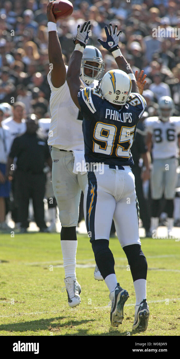 Oakland Raiders QB JaMarcus Russell bondit à jeter une note plus blitzing San Diego Chargers secondeur Shaun Philips dans le troisième trimestre au Colisée à Oakland, Californie le 28 septembre 2008. Les chargeurs a défait les Raiders 28-18. (Photo d'UPI/Terry Schmitt) Banque D'Images