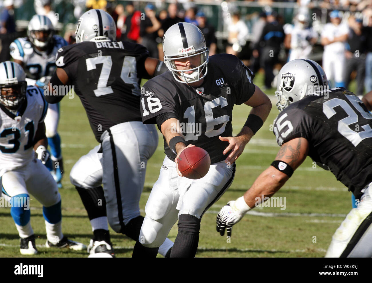 Oakland Raiders QB Andrew Walter (16) Touche pas à la balle à RB Justin Fargas au premier semestre contre les Carolina Panthers au Colisée à Oakland, Californie le 9 novembre 2008. Les Panthère défait les Raiders 17-6. (Photo d'UPI/Terry Schmitt) Banque D'Images