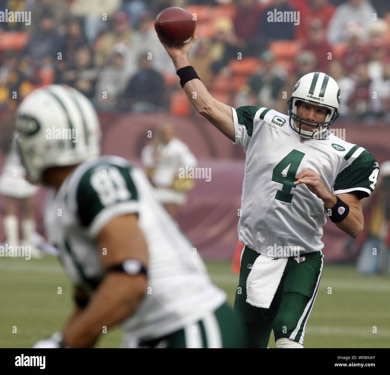 New York Jets QB Brett Favre (4) lance une passe de Dustin Keller passer au premier trimestre contre les San Francisco 49ers à Candlestick Park de San Francisco le 7 décembre 2008. Les 49ers défait les Jets 24-14. (Photo d'UPI/Terry Schmitt) Banque D'Images