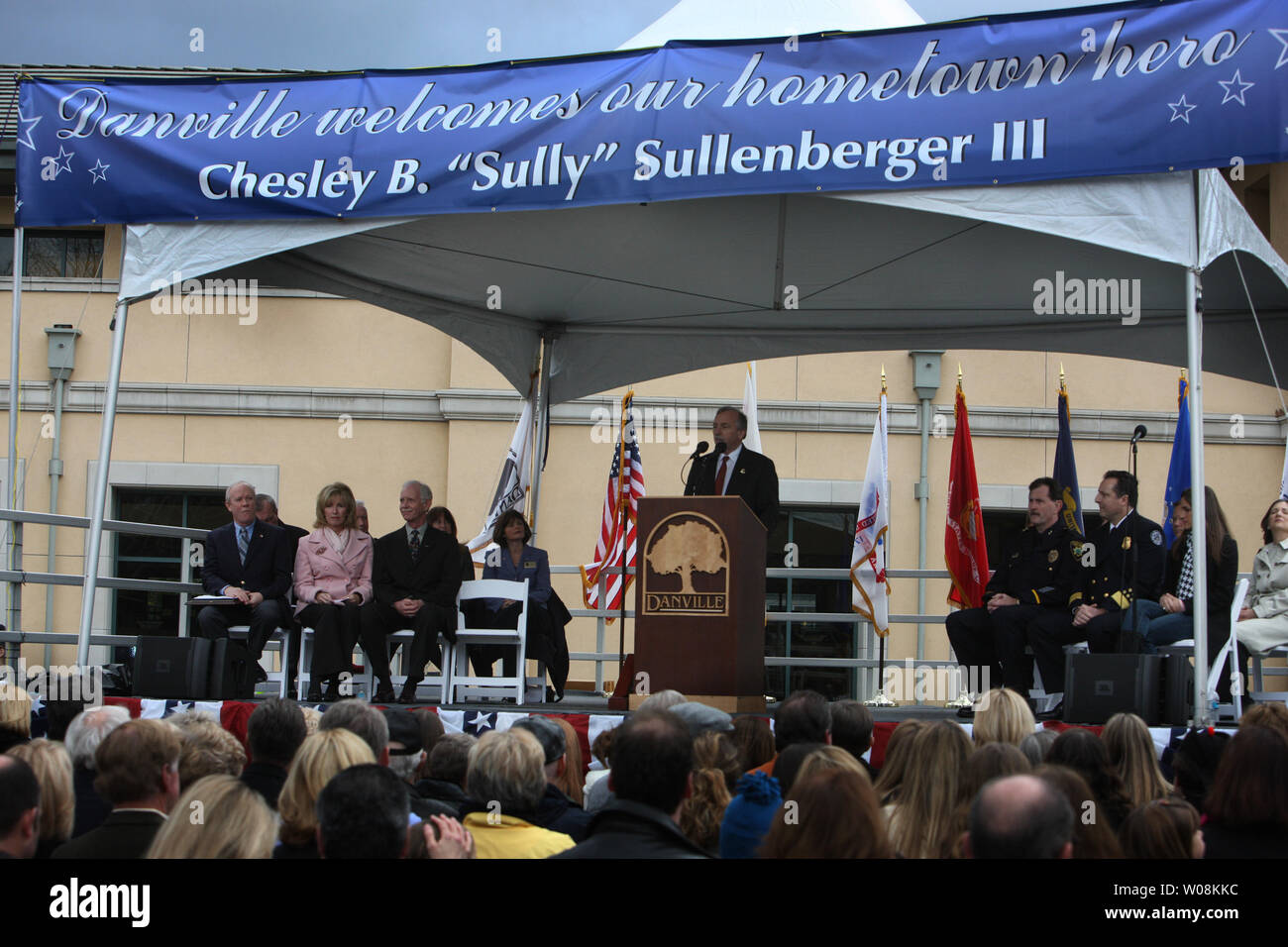 Captin pilote héros Chesley 'Sully' Sullenberber III (3e à partir de L) est honoré comme maire local Newell Arnerich s'adresse à la foule à Danville (Californie) le 24 janvier 2009. Sullenberger a atterri vol 1549 d'US Airways dans l'Hudson River à bord de tous les sauver. (UPI Photo/ Terry Schmitt) Banque D'Images