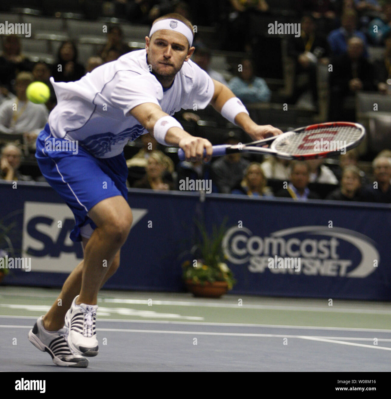 Mardy Fish renvoie la balle à Radek Stepanek en finale de la SAP Open de San Jose, Californie le 15 février 2009. Stepanek a battu le poisson (3-6), 6-4), (6-2). (UPI Photo/ Terry Schmitt) Banque D'Images