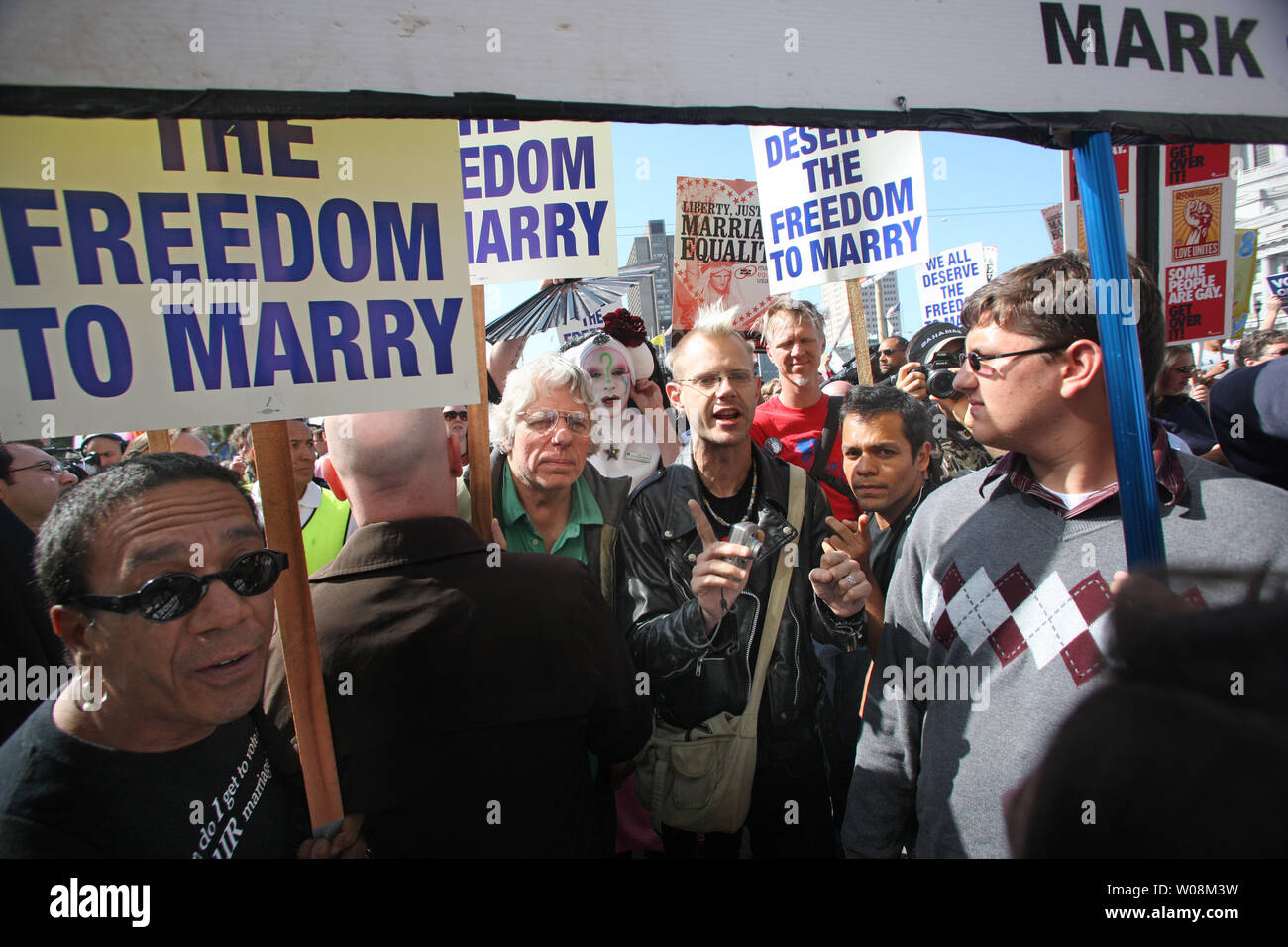 Les manifestants pour et contre le mariage gay attendre la décision de la Cour suprême de la Californie, de l'état sur la proposition 8, un bulletin de la limitation de l'initiative du mariage à un homme et une femme, à San Francisco le 26 mai 2009. La cour a confirmé l'initiative mais a déclaré que 18 000 mariages gay se produisant avant le vote sont légales. (Photo d'UPI/Terry Schmitt) Banque D'Images