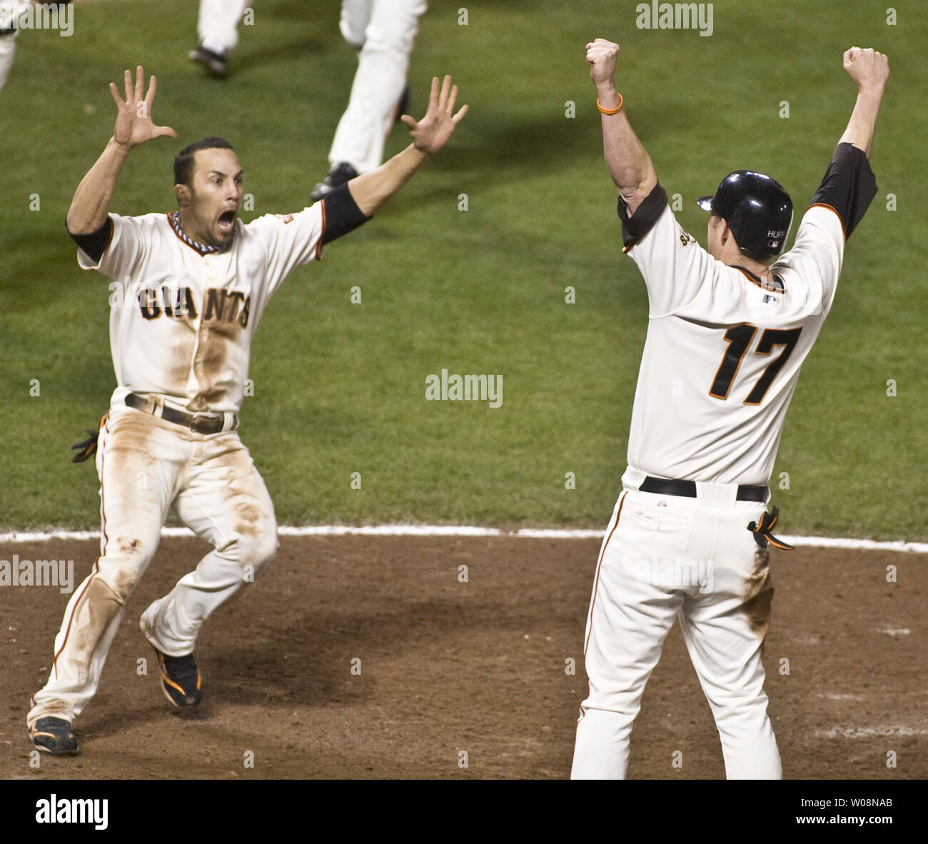 Giants de San Francisco Aubrey Huff (17) lève son armms comme il est précipité par Andres Torres (L) après avoir marqué le point gagnant dans le fond de la neuvième manche contre les Phillies de Philadelphie en jeu quatre des CLN à AT&T Park à San Francisco le 20 octobre 2010. Juan Uribe a frappé un sacrifice à gauche qui ont obtenu à partir de la troisième. Huff Giants a gagné 6-5. UPI/Terry Schmitt Banque D'Images