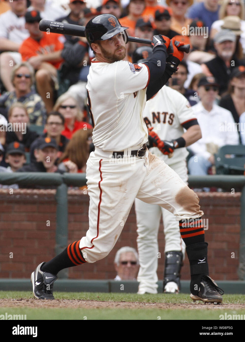 Giants de San Francisco Jeff Keppinger regarde son quatrième coup de la journée dans la 8e manche contre les Phillies de Philadelphie à AT&T Park à San Francisco le 7 août 2011. Keppinger avait quatre hits et un sacrifice dans la victoire de 3-1 des géants. UPI/Terry Schmitt Banque D'Images