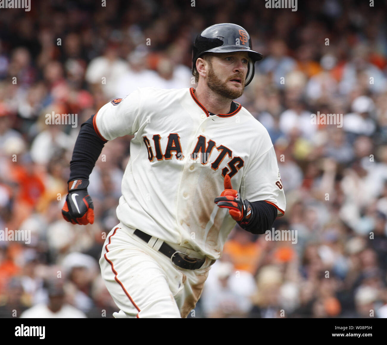 Giants de San Francisco Jeff Keppinger tours d'abord sur son quatrième coup de la journée dans la 8e manche contre les Phillies de Philadelphie à AT&T Park à San Francisco le 7 août 2011. Keppinger avait quatre hits et un sacrifice dans la victoire de 3-1 des géants. UPI/Terry Schmitt Banque D'Images