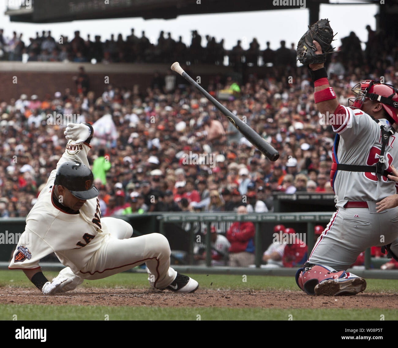 Giants de San Francisco Orlando Cabrera s'éloigne de l'intérieur par un pitch Philadelphia Phillies Roy Oswalt comme catcher Carlos Ruiz captures dans la cinquième manche à AT&T Park à San Francisco le 7 août 2011. Les Géants défait les Phillies 3-1. UPI/Terry Schmitt Banque D'Images