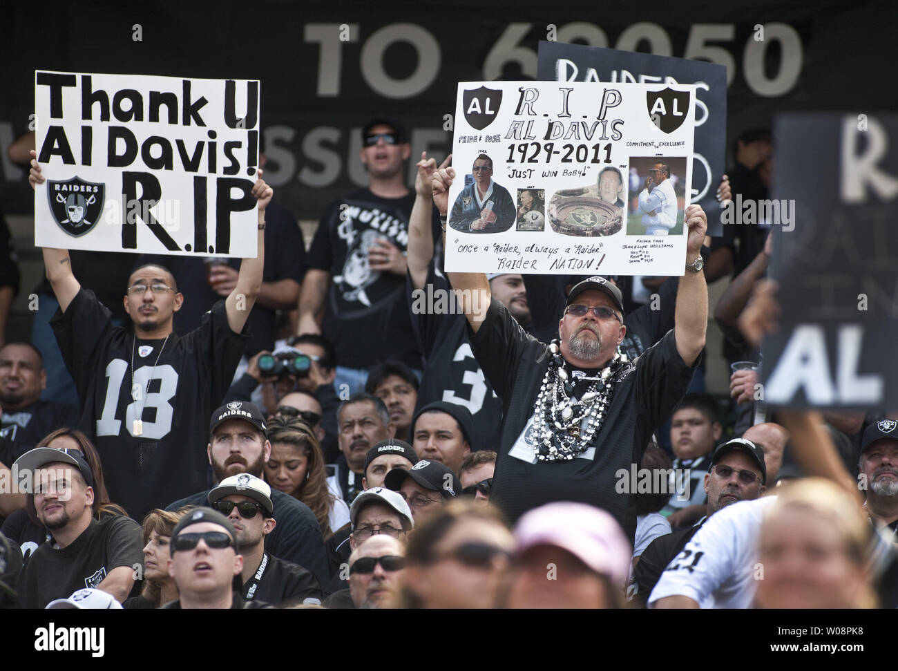 Oakland Raiders fans rendre hommage au regretté Al Davis, le propriétaire des Raiders qui est mort 10/8, au Colisée avant un match contre les Browns de Cleveland le 16 octobre 2011 à Oakland, Californie. UPI/Terry Schmitt Banque D'Images