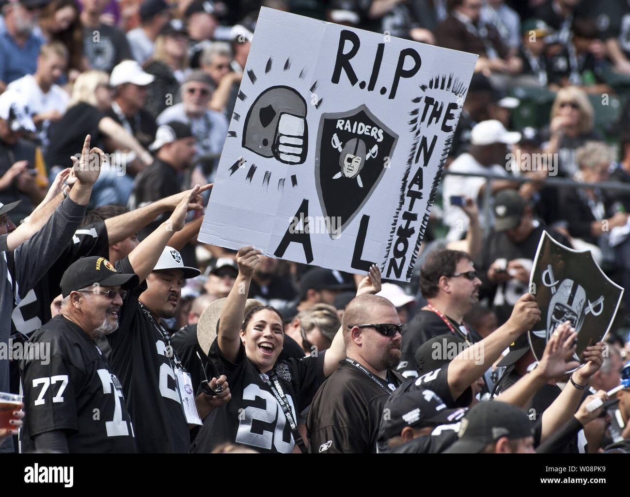 Oakland Raiders fans rendre hommage au regretté Al Davis, le propriétaire des Raiders qui est mort 10/8, au Colisée avant un match contre les Browns de Cleveland le 16 octobre 2011 à Oakland, Californie. UPI/Terry Schmitt Banque D'Images